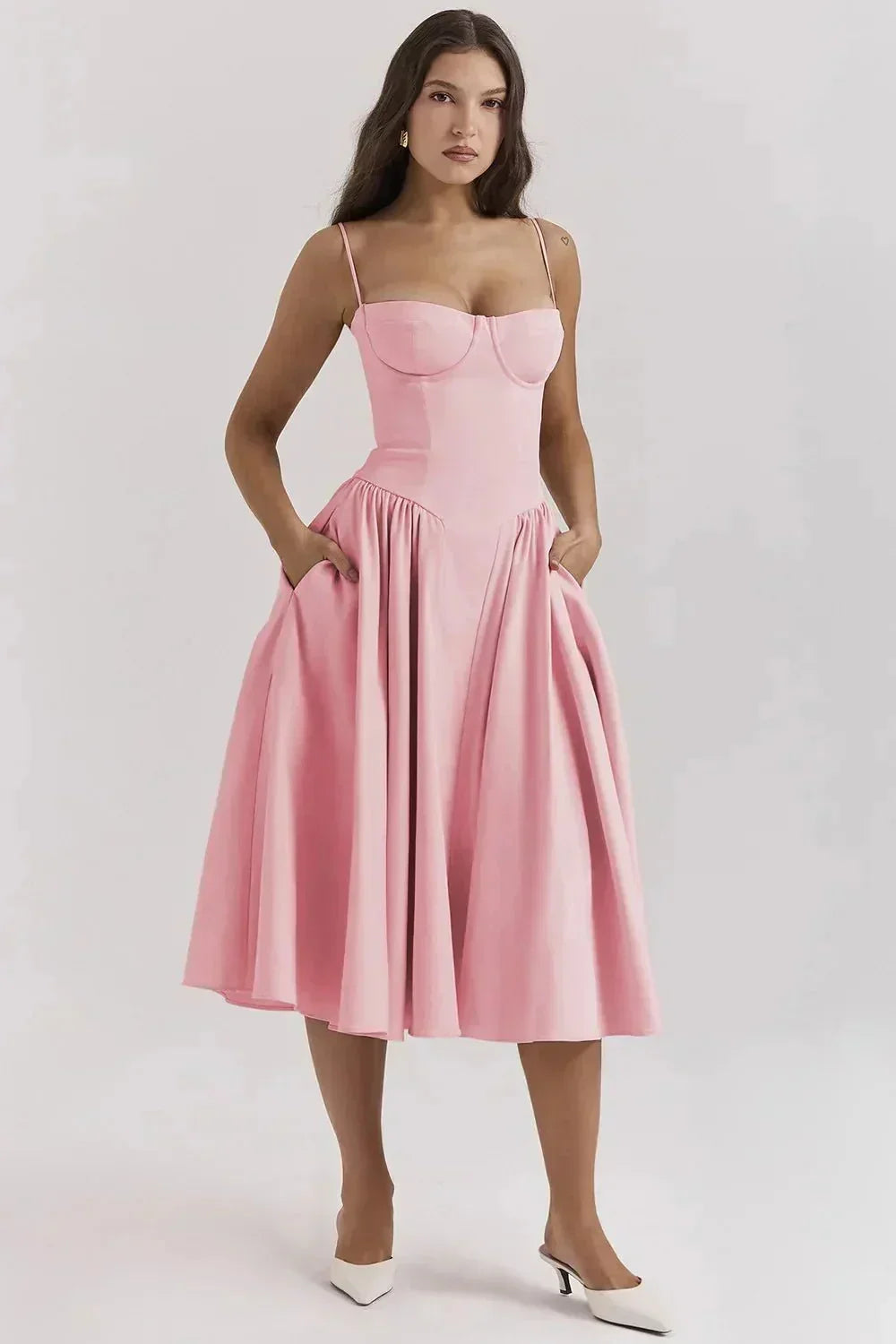 Robe midi en coton, bodice ajusté et jupe évasée, avec bretelles fines, parfaite pour les événements formels.