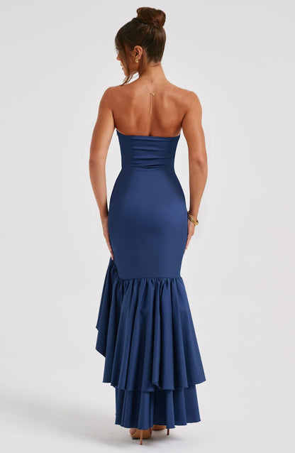 Robe midi bustier en tissu léger avec jupe à volants asymétriques, idéale pour des soirées élégantes.
