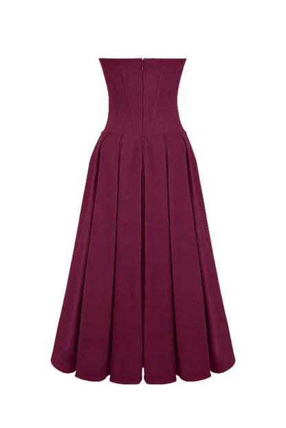 Robe midi bustier en tissu léger avec corset et coupe évasée, idéale pour une soirée élégante.