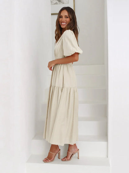 Robe midi à col en V, manches courtes, taille élastique, idéale pour l'été en tissu léger et fluide.