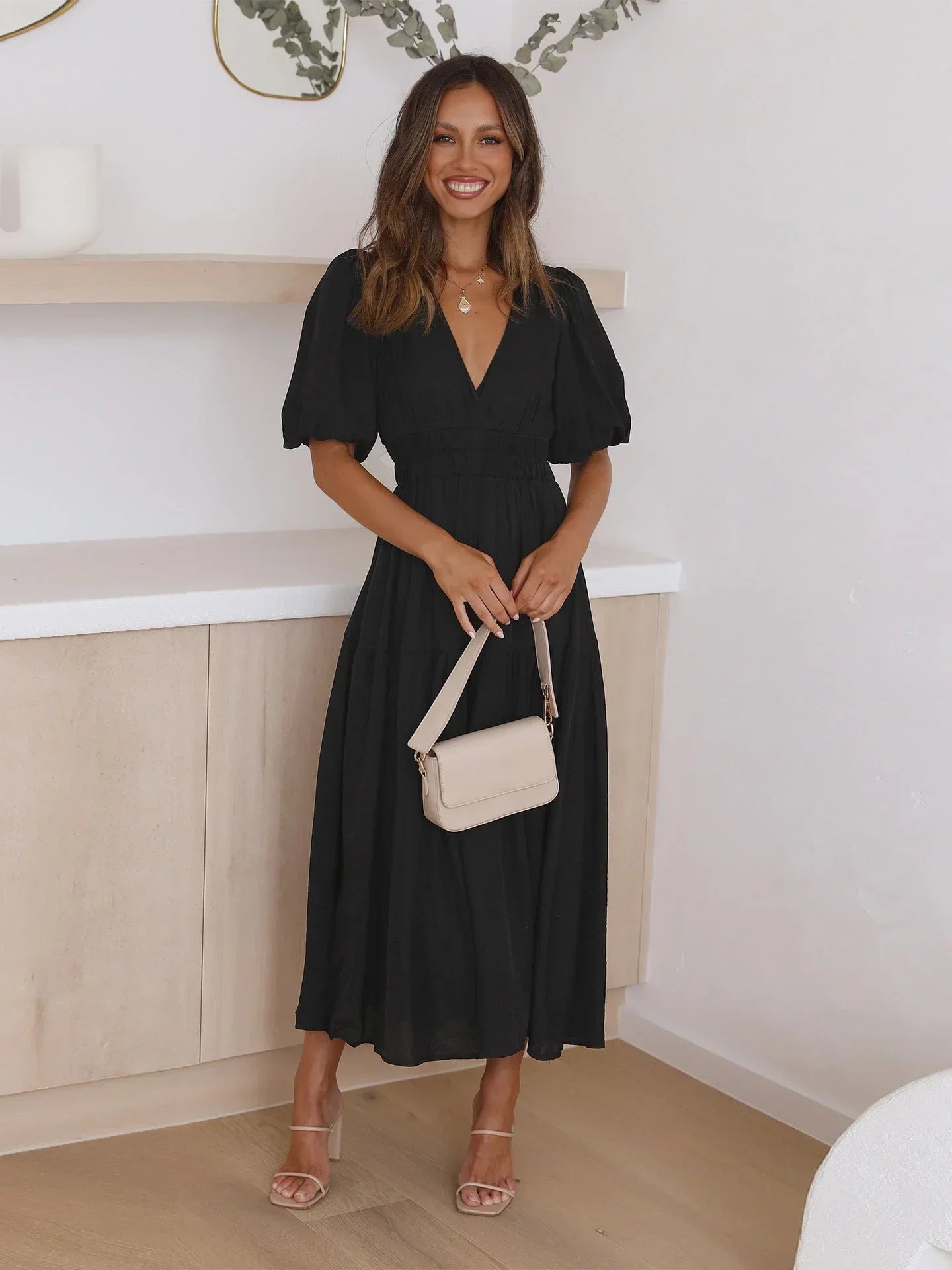 Robe midi à col en V, manches courtes, taille élastique, en tissu léger, idéale pour l'été et le confort quotidien.