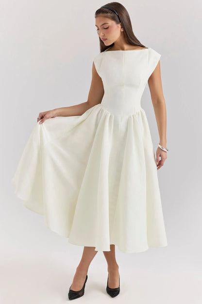 Robe midi sculptée, manches courtes, col rond, en tissu léger avec jupe ample, idéale pour les soirées estivales.