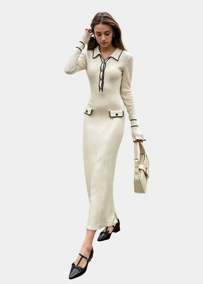 Robe midi côtelée beige avec col contrastant, manches longues, en matériau doux et extensible, parfaite pour un look…