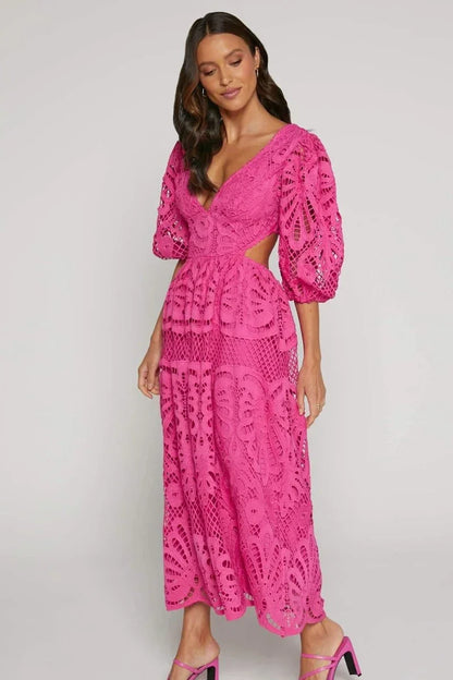 Robe midi en dentelle avec col en V et manches bouffantes, idéale pour une allure élégante et féminine.