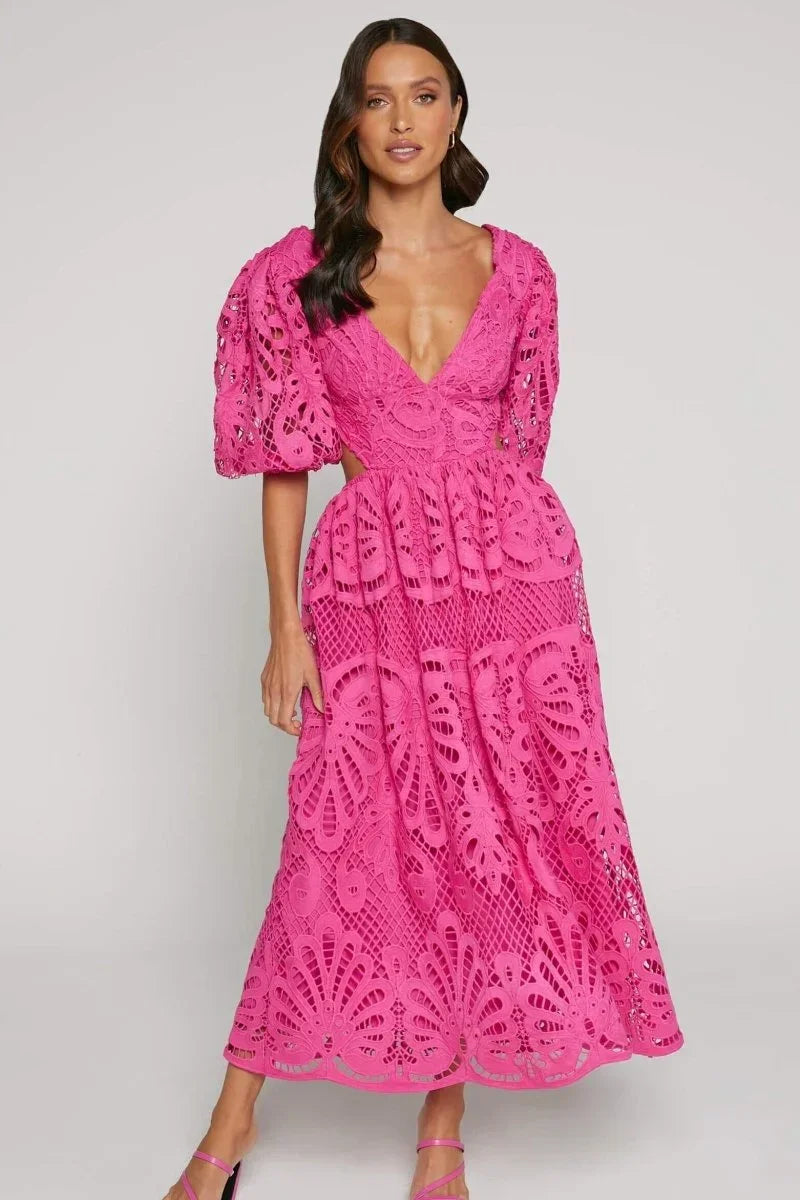 Robe midi en dentelle avec col en V et manches bouffantes, idéale pour une allure élégante et raffinée.