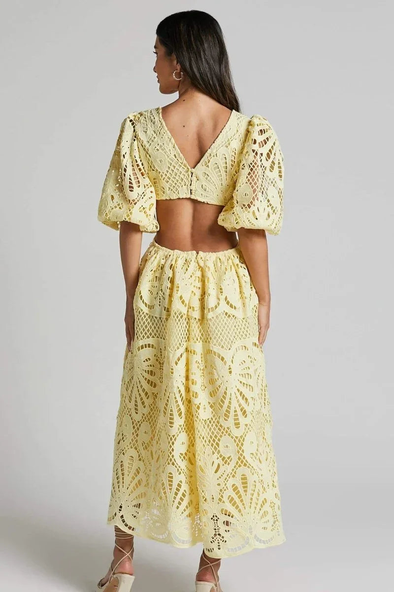 Robe midi en dentelle avec col en V et manches bouffantes, idéale pour une allure élégante et décontractée.