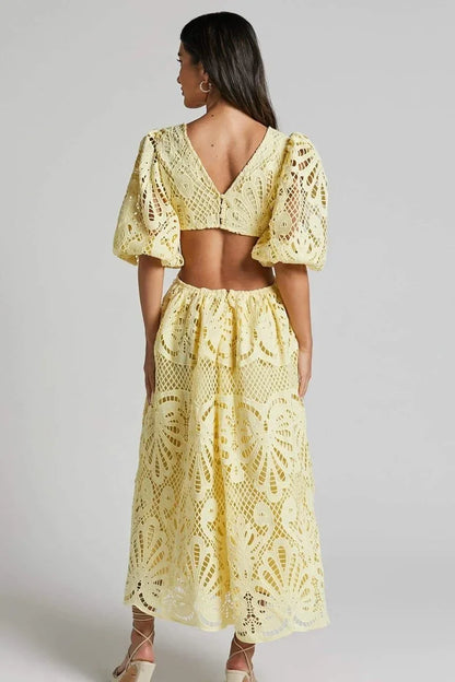 Robe midi en dentelle avec col en V et manches bouffantes, idéale pour une allure élégante et décontractée.