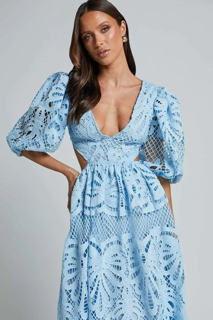 Robe midi en dentelle avec col en V et manches bouffantes, parfaite pour une tenue élégante et féminine.