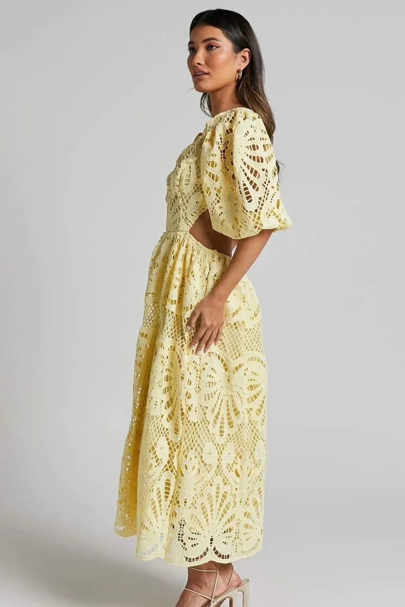 Robe midi en dentelle, col en V et manches bouffantes, idéale pour un look élégant et raffiné, parfaite pour toutes…
