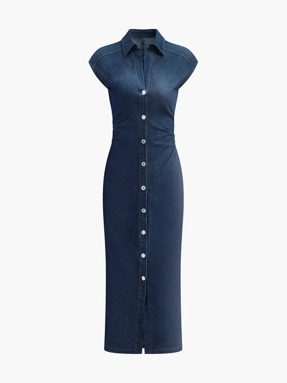 Robe midi en jean bleu foncé, sans manches, col V, avec des boutons sur le devant et une coupe décontractée.