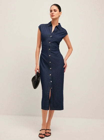 Robe midi en jean bleu foncé, sans manches, col V, avec boutons sur le devant et poches latérales.