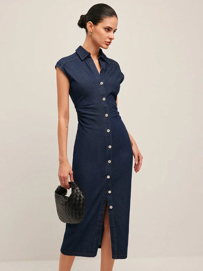 Robe midi en jean bleu foncé, sans manches, col V et boutonnée, idéale pour un look décontracté et estival.