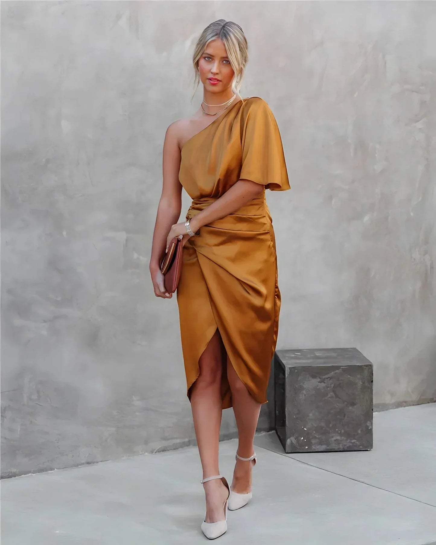 Robe midi femme asymétrique en satin, avec drapés élégants et une coupe moderne, idéale pour des occasions spéciales.