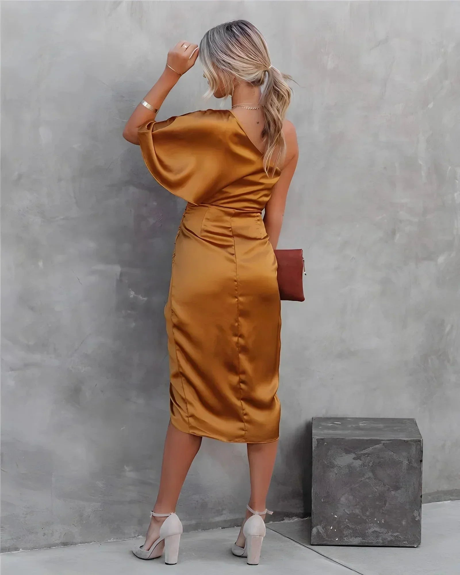 Robe midi femme asymétrique drapée en satin, dotée d'une silhouette fluide et de détails élégants pour un look moderne.