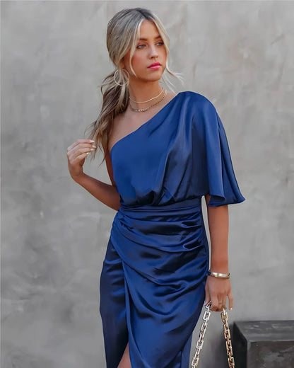 Robe midi asymétrique pour femme en bleu, en tissu drapé satiné, avec un design élégant et une coupe fluide.