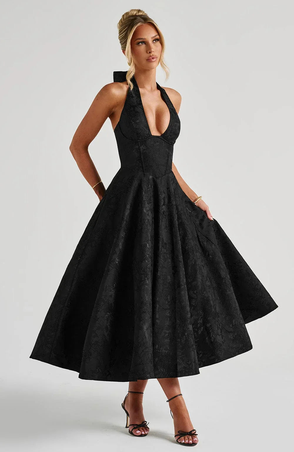 Robe midi femme en coton léger, dos nu et jupe évasée pour un look élégant et décontracté.