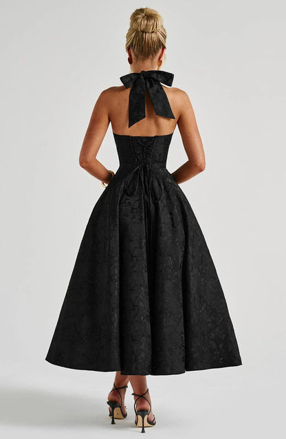 Alt text: Robe midi femme en coton, dos nu, jupe évasée, idéale pour les journées estivales et les sorties décontractées.
