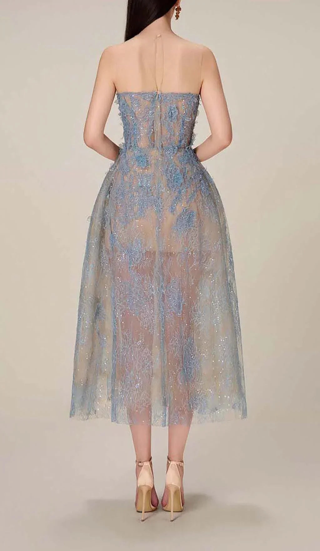 Robe midi bleue pour femme en coton, ornée de broderies florales délicates sur le buste et les manches.