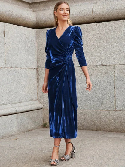 Robe midi femme en tissu fluide, cache-cœur avec manches bouffantes et détails noués à la taille.