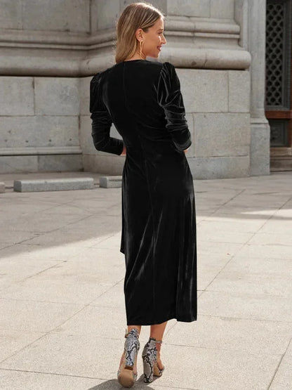 Robe midi féminine en tissu léger, à manches bouffantes et cache-cœur, avec des détails noués élégants.