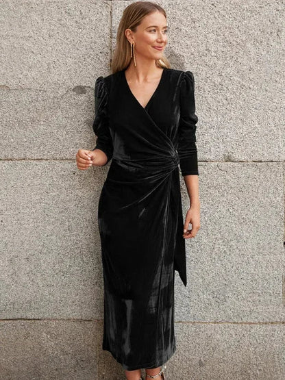 Robe midi femme en tissu léger, cache-cœur avec manches bouffantes et détails noués à la taille pour un look féminin.