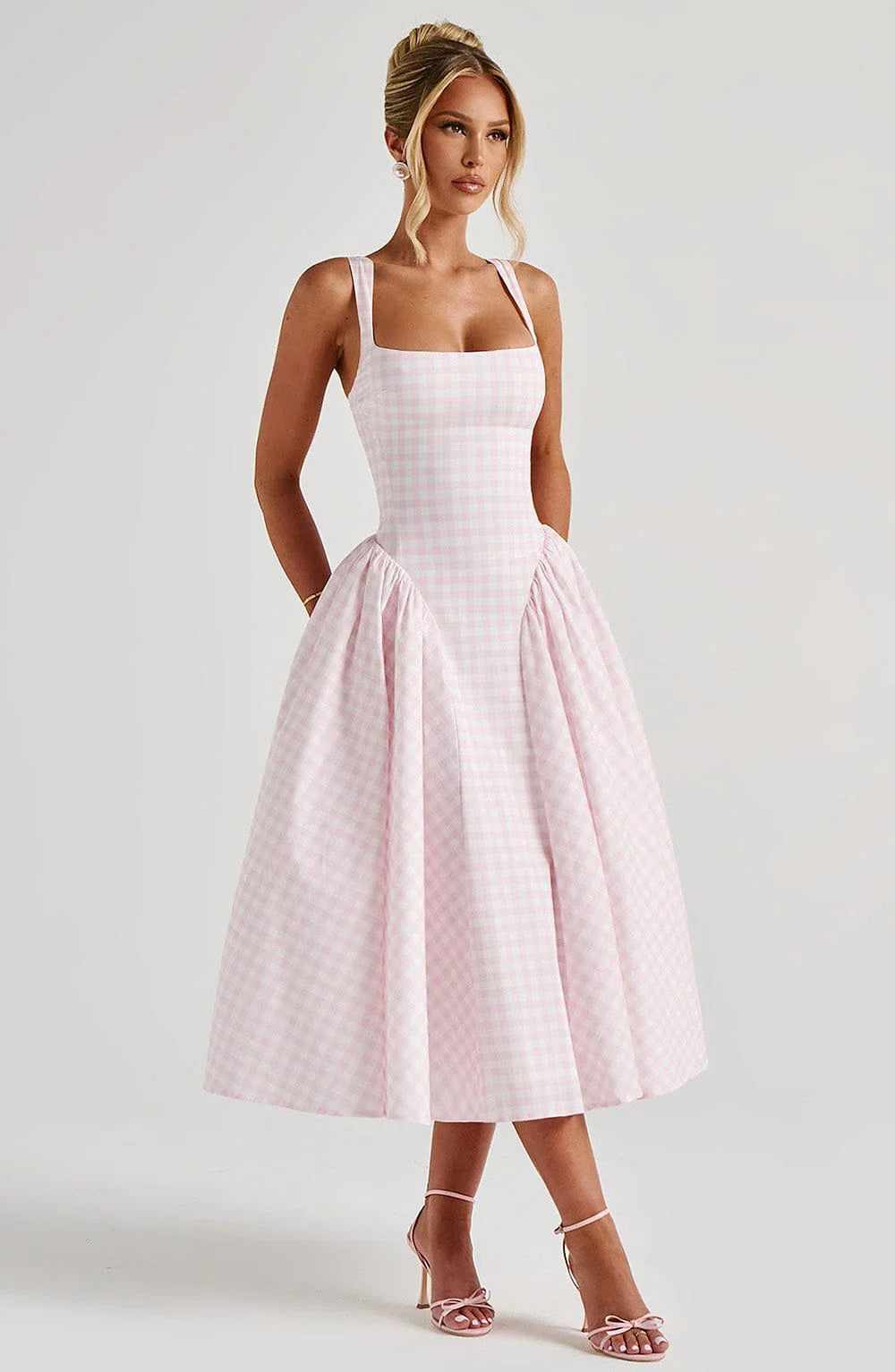 Robe midi femme en tissu à carreaux, sans manches, parfaite pour un look décontracté et estival.
