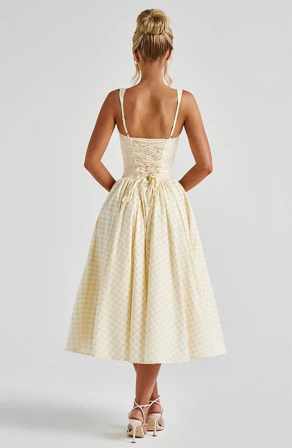 Robe midi femme sans manches à motifs carreaux, en tissu léger et respirant, parfaite pour les journées estivales.