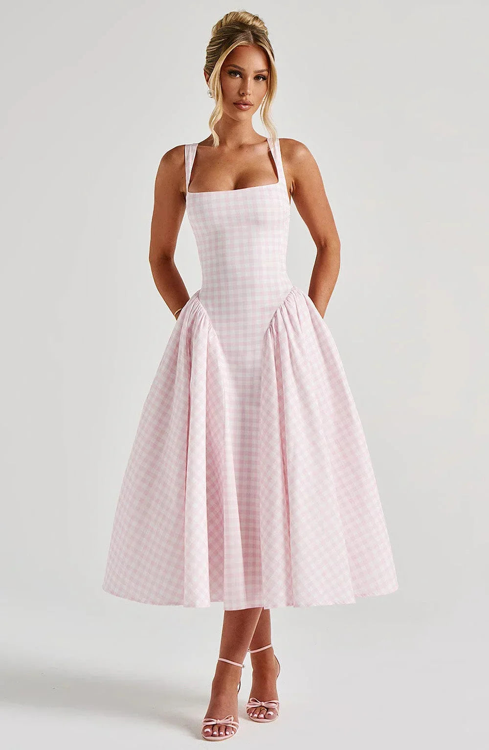 Robe midi sans manches en carreaux rose pâle, confectionnée en coton léger, idéale pour les journées estivales.