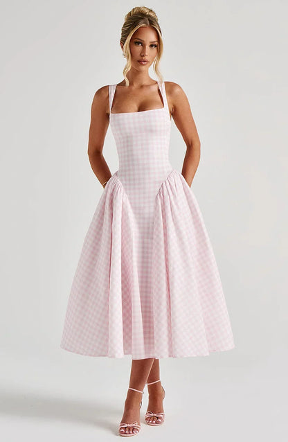 Robe midi sans manches en carreaux rose pâle, confectionnée en coton léger, idéale pour les journées estivales.