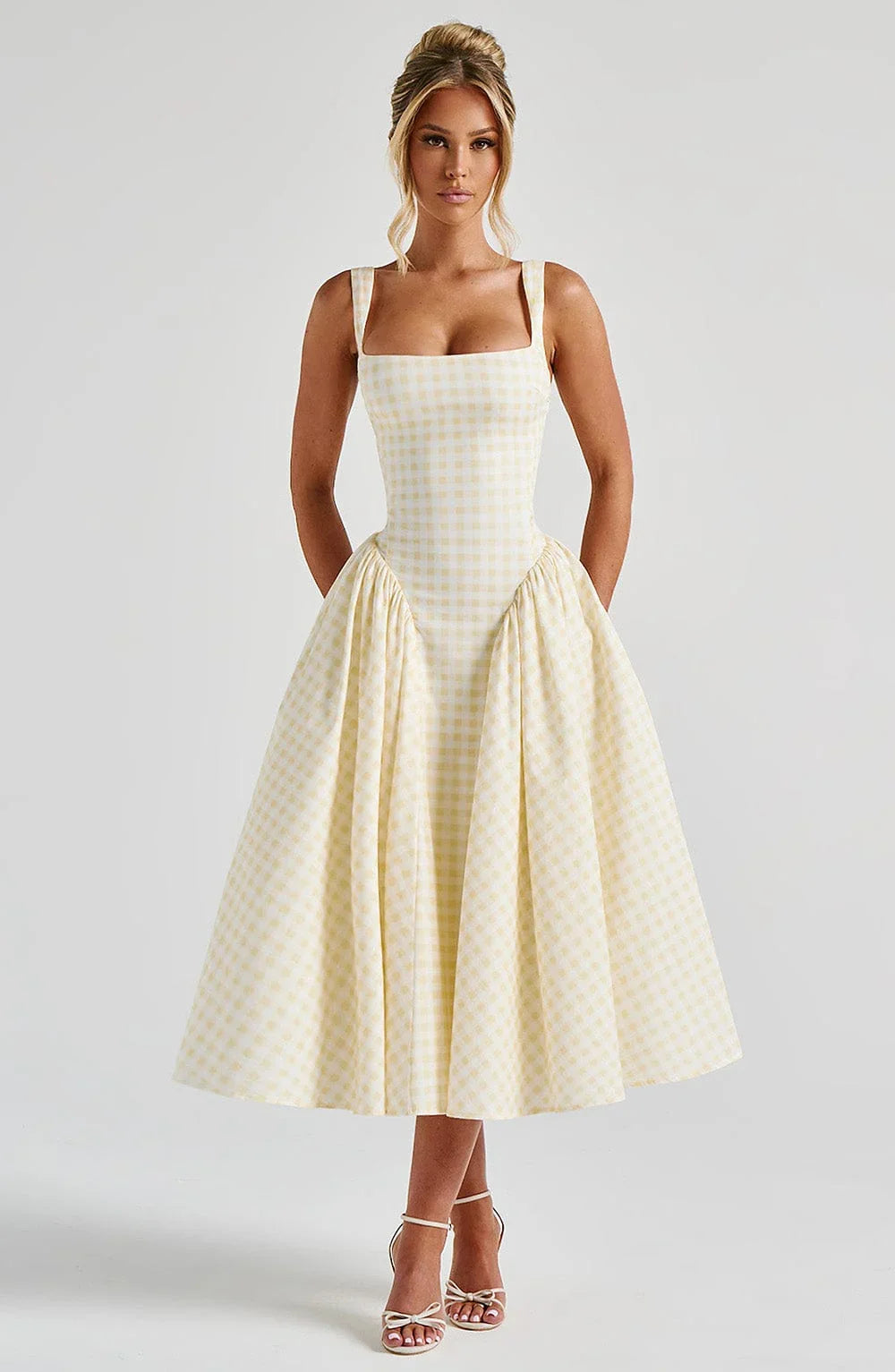 Robe midi sans manches en coton à carreaux, couleur jaune beurre, avec une coupe fluide et des poches latérales.