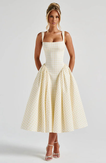 Robe midi sans manches en coton à carreaux, couleur jaune beurre, avec une coupe fluide et des poches latérales.