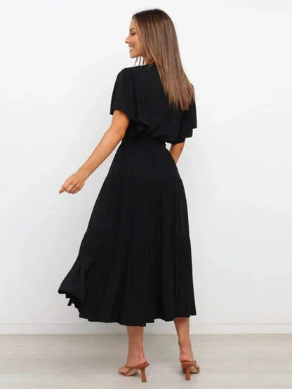 Robe midi femme en coton, ceinturée, avec volants, col en V et manches courtes, idéale pour des occasions décontractées.