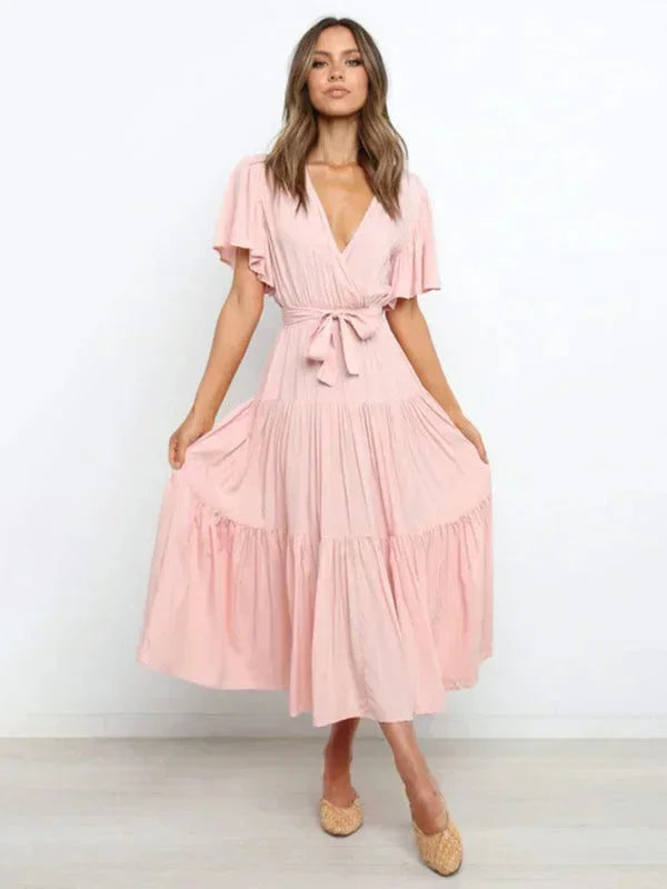 Robe midi femme en coton léger, ceinturée avec volants, col en V, manches courtes pour un look décontracté et élégant.