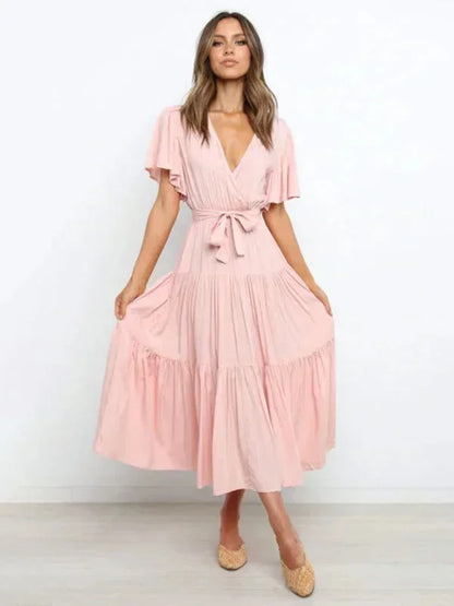 Robe midi femme en coton léger, ceinturée avec volants, col en V, manches courtes pour un look décontracté et élégant.