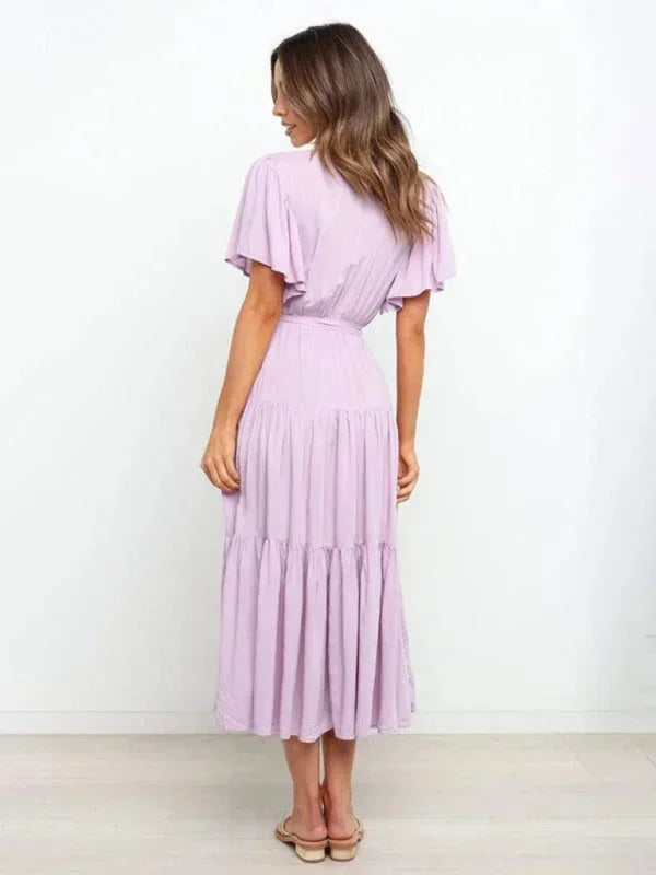 Robe midi femme ceinturée, volants, col en V, manches courtes, confectionnée en coton léger et fluide, idéale pour l'été.