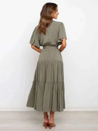 Robe midi femme en tissu léger, ceinturée avec volants, col en V et manches courtes pour un look décontracté.