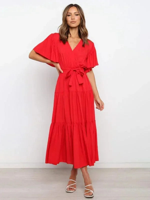 Robe midi rouge femme, ceinturée, volants, col en V, manches courtes, en tissu léger pour un look décontracté.