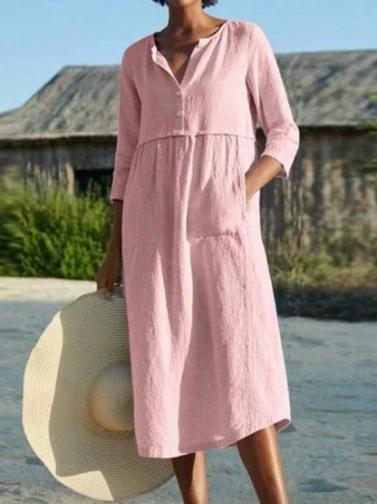 Robe midi femme col en V, en coton doux, avec poches latérales et manches 3/4 pour un look décontracté et élégant.