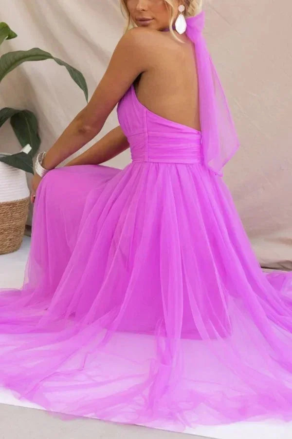 Robe midi en tulle avec col haut, plissée et ceinture, idéale pour une tenue élégante et confortable.