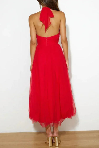Robe midi femme en tulle plissé, col haut, cintrée à la taille par une ceinture assortie. Éléments élégants et féminins.