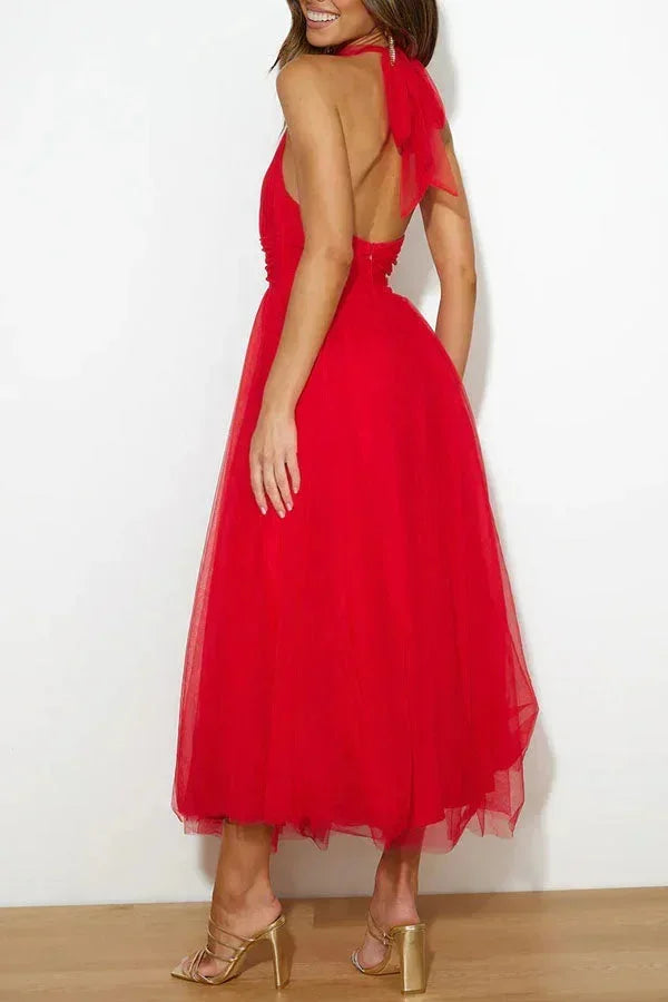 Robe midi femme en tulle plissé, col haut, avec ceinture assortie pour une silhouette élégante et féminine.