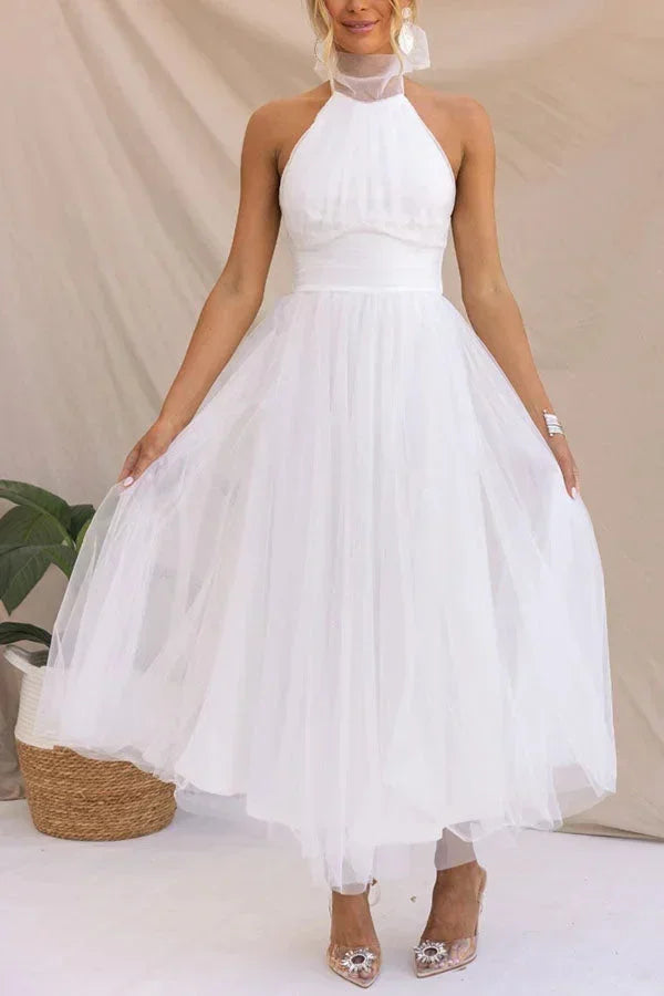 Robe midi blanche en tulle plissé avec col haut et ceinture, parfaite pour les occasions formelles.