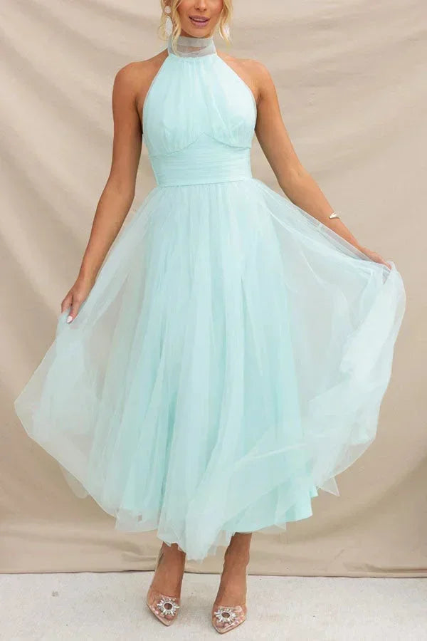 Robe midi en tulle bleu clair, col haut, plissée avec ceinture, idéale pour les occasions spéciales.