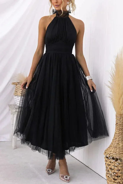 Robe midi noire en tulle plissé, col haut, avec ceinture ajustable pour un look élégant et fluide.