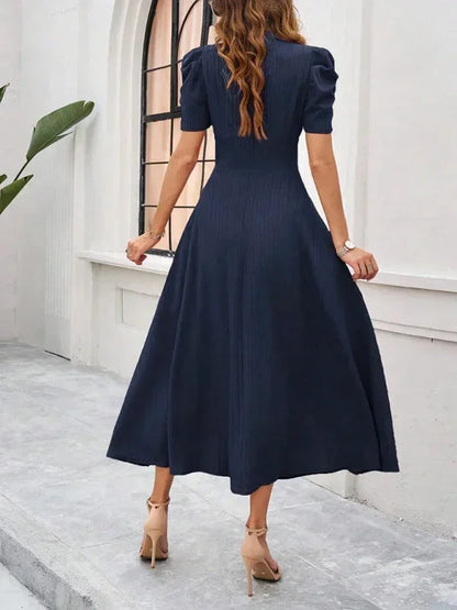 Robe midi femme en tissu léger, col V, manches bouffantes, parfaite pour une journée décontractée ou une sortie estivale.