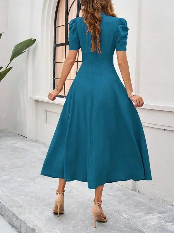 Robe midi femme en coton avec col V, manches bouffantes et motifs floraux, idéale pour un look décontracté.