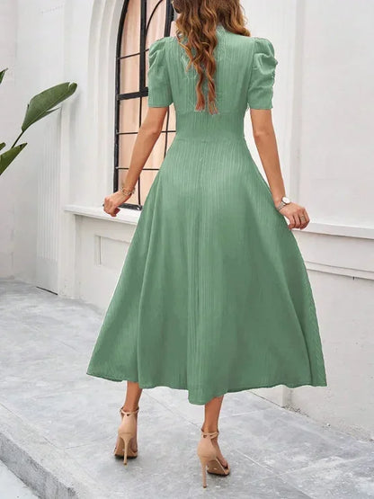 Robe midi femme en coton, avec un col V et des manches bouffantes, parfaite pour une tenue élégante et décontractée.