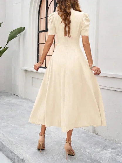 Robe midi femme en tissu léger, col V avec manches bouffantes, parfaite pour les journées ensoleillées.