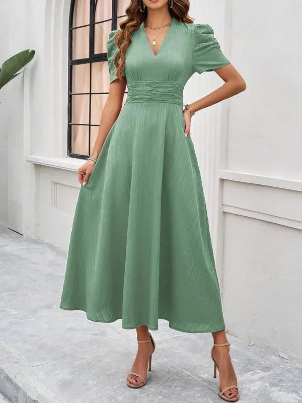 Robe midi femme en tissu léger, avec col V et manches bouffantes, idéale pour un look décontracté.