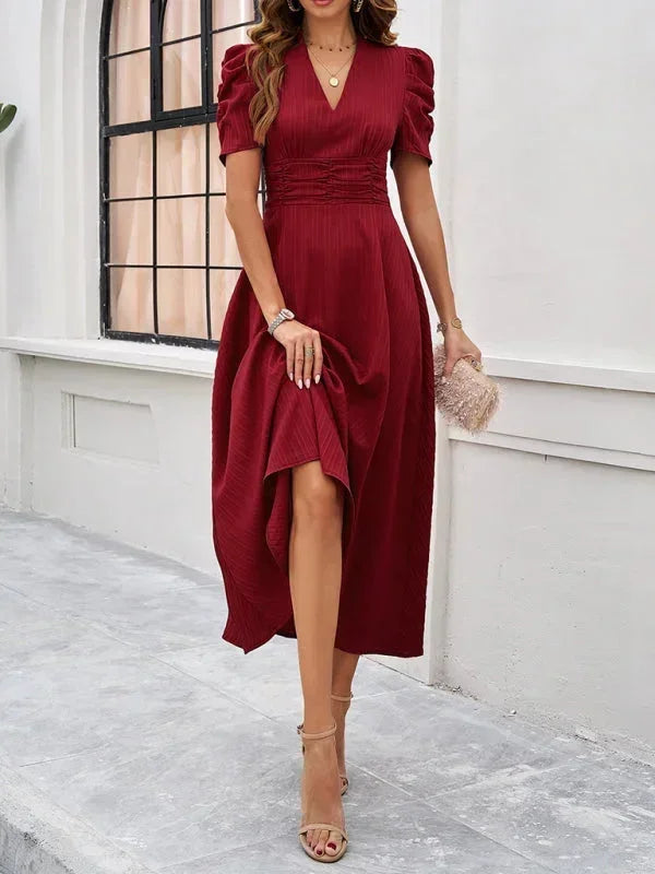 Robe midi femme en coton léger, col V, manches bouffantes et coupe fluide, idéale pour une tenue décontractée.